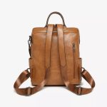 style rétro avec sac à dos en cuir