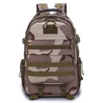randonnée avec sac à dos militaire